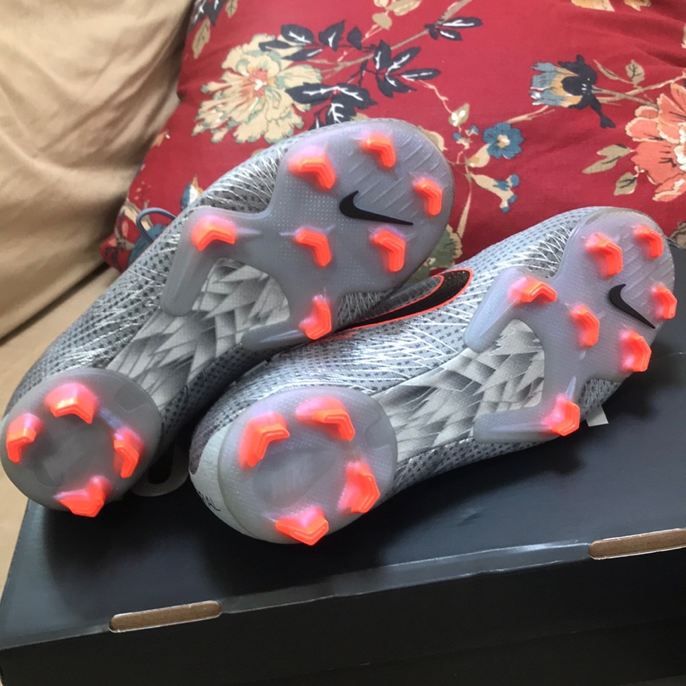 Cleats - Picture 6 of 8